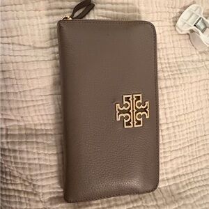 Tory Burch Pebbled Taupe Leather Zip Wallet with Gold Emblem